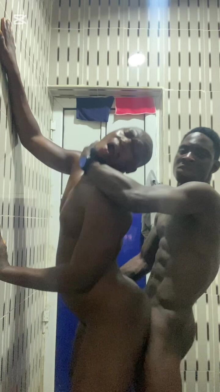 BlackDanie_production: Tôi đã đụ sung sướng trong phòng tắm