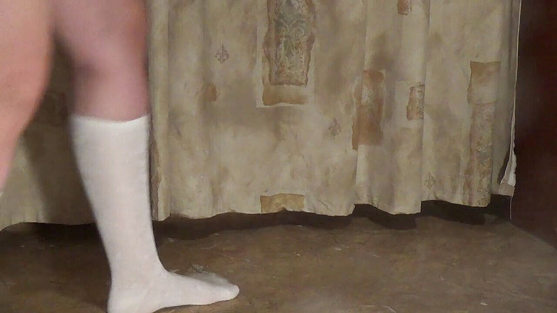 Goddess Misha Goldy: 足、ふくらはぎの筋肉、膝ハイの白い靴下でつま先フェチを歩く