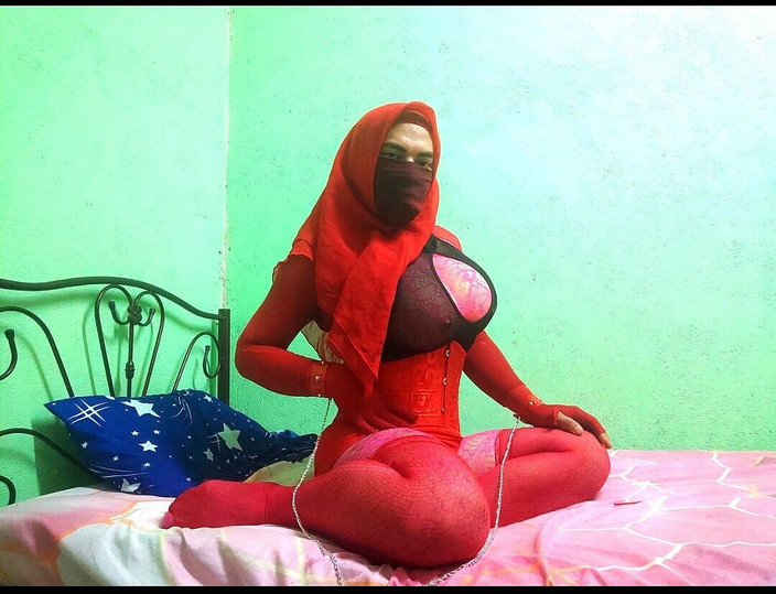 HijabRubberSexDoll: Elisya, Arabe, hijab, lingerie, niqab, corset, se masturbe et squirte...