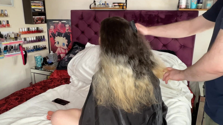 MissFFW: FFWは彼女のアンダーカットをクリッパーシェーブでリフレッシュしています