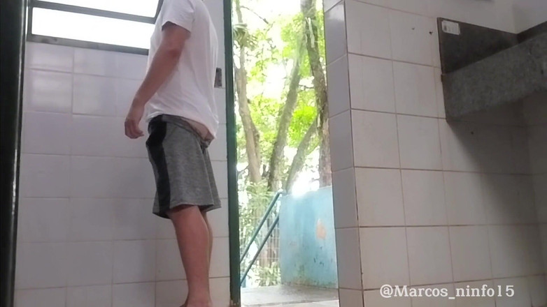 Marcosninfo: मैं चुपके से एक दोस्त को चूसने के बाद एक सार्वजनिक बाथरूम में खुद को चमकाते हुए पकड़ा गया था ।