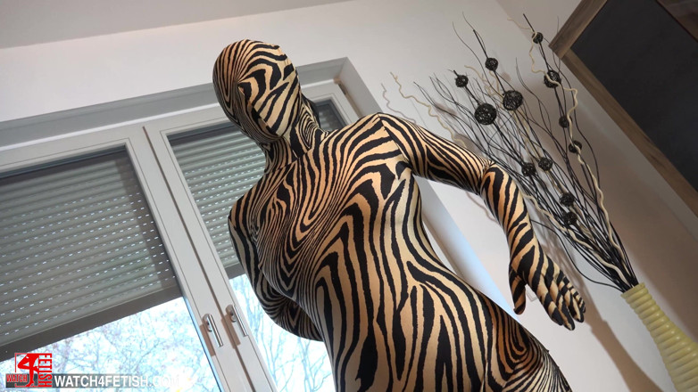 ZentaiDolls: Wieczór telewizyjny w zentai