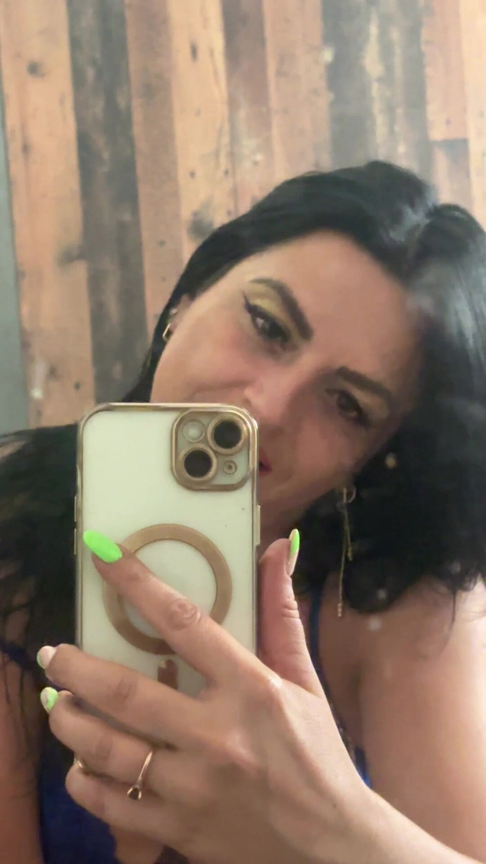 MilfyCalla: Tanga ve sütyen aynası azdırıyor - yumuşak, yavaş, baştan çıkarıcı