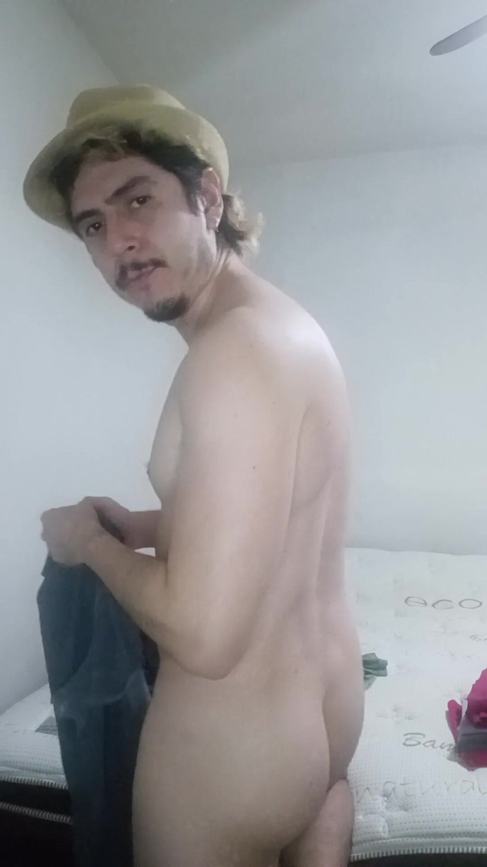 Tabasco Jake: Pohledný chlap skládá prádlo nahý