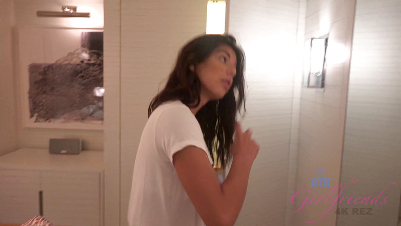 ATK Girlfriends: Vacances virtuelles à Hawaï avec Gina Valentina 2/5