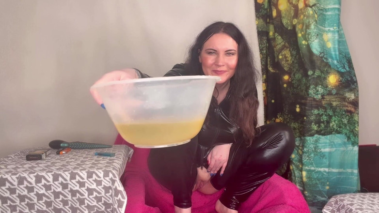 MissFFW: Miss Ffw Knäböj på stol och pissar i en skål