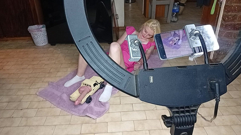 18blondteen: RC auto s robertkem šuká sexy 19letou kundičku