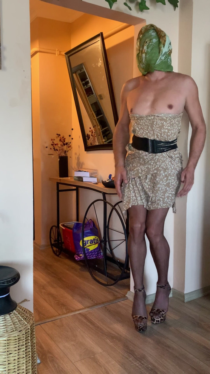 cd_aysemmm: ピザ配達員に自分のチンコを見せました(ブラなし、パンティなし)