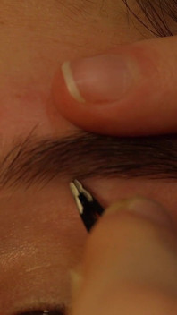 Je vais me labourer les sourcils de près avec une pince à épiler pour qu’ils aient l’air bien, s’amuser :)