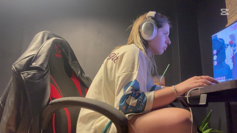 NipsAndStrips: 一边玩裙子一边放屁，穿着丁字裤给人留下深刻印象