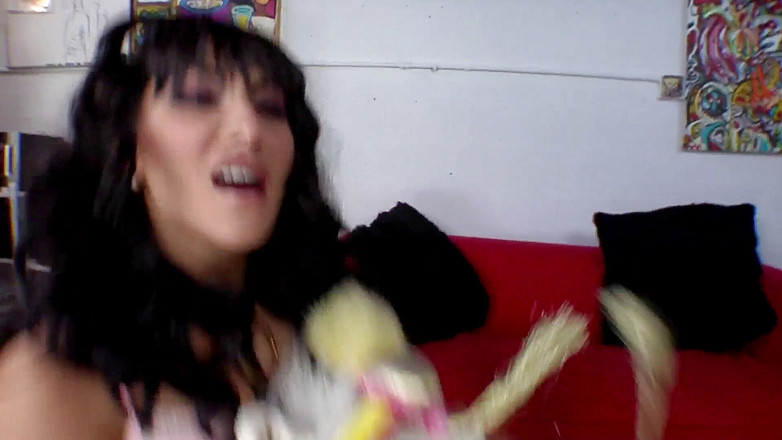 Tales of geisha LTG: Tatuerad brunett Roxy Jezel suger och knullar kuk och dricker...