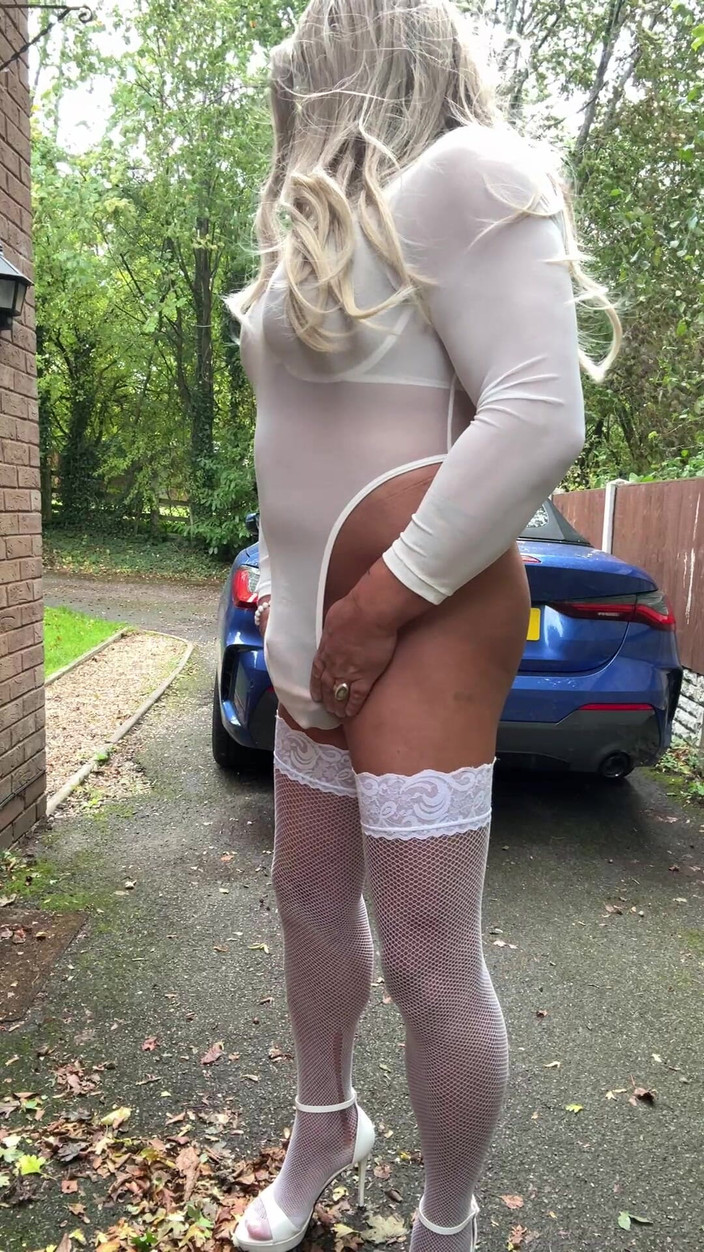 Kellycd2022: Kellycd2022 gợi cảm trong bộ đồ khoe thân trắng gợi cảm...