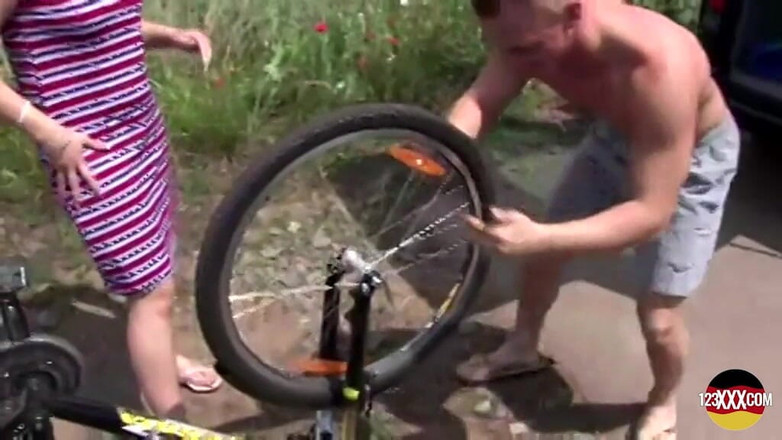 123XXX - Fucked Amateurs in Germany!: Il master ciclista cavalca e da piacere ad una bionda...
