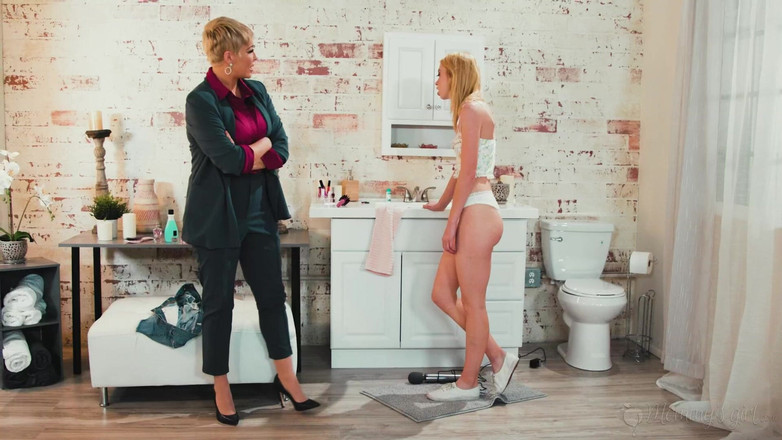 Mommy's Girl: Mámina dívka - vystresovaná MILFka Ryan Keely přistihne nevlastní dceru Chloe...