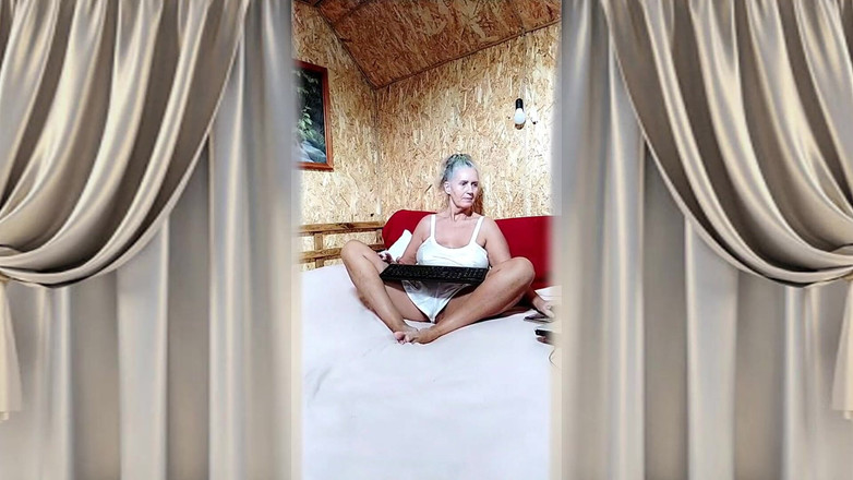 Lukerya: Gospodină sexy Lukerya în lenjerie albă din satin pe un pat...