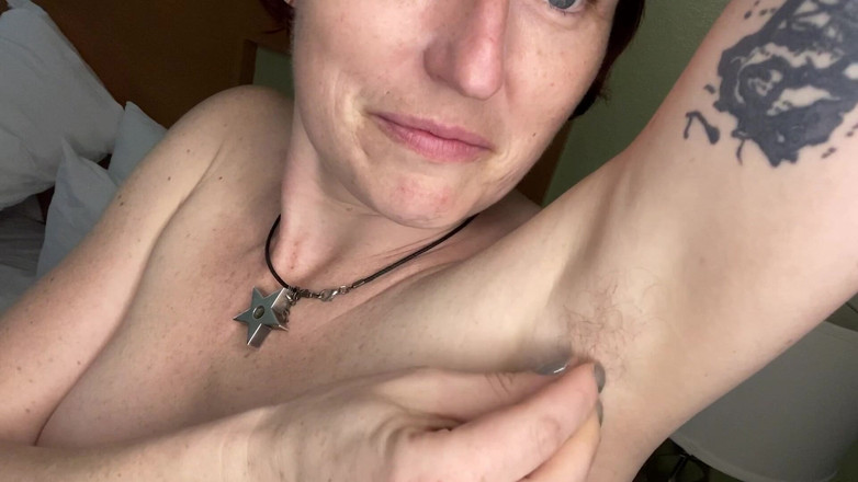 MistressWriggler: 내 겨드랑이 머리를 손으로 당기다