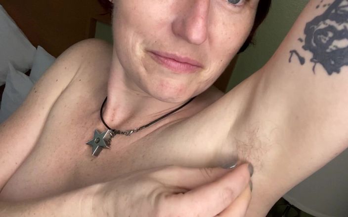 Rachel Wrigglers: Pulling my armpit hair out by hand