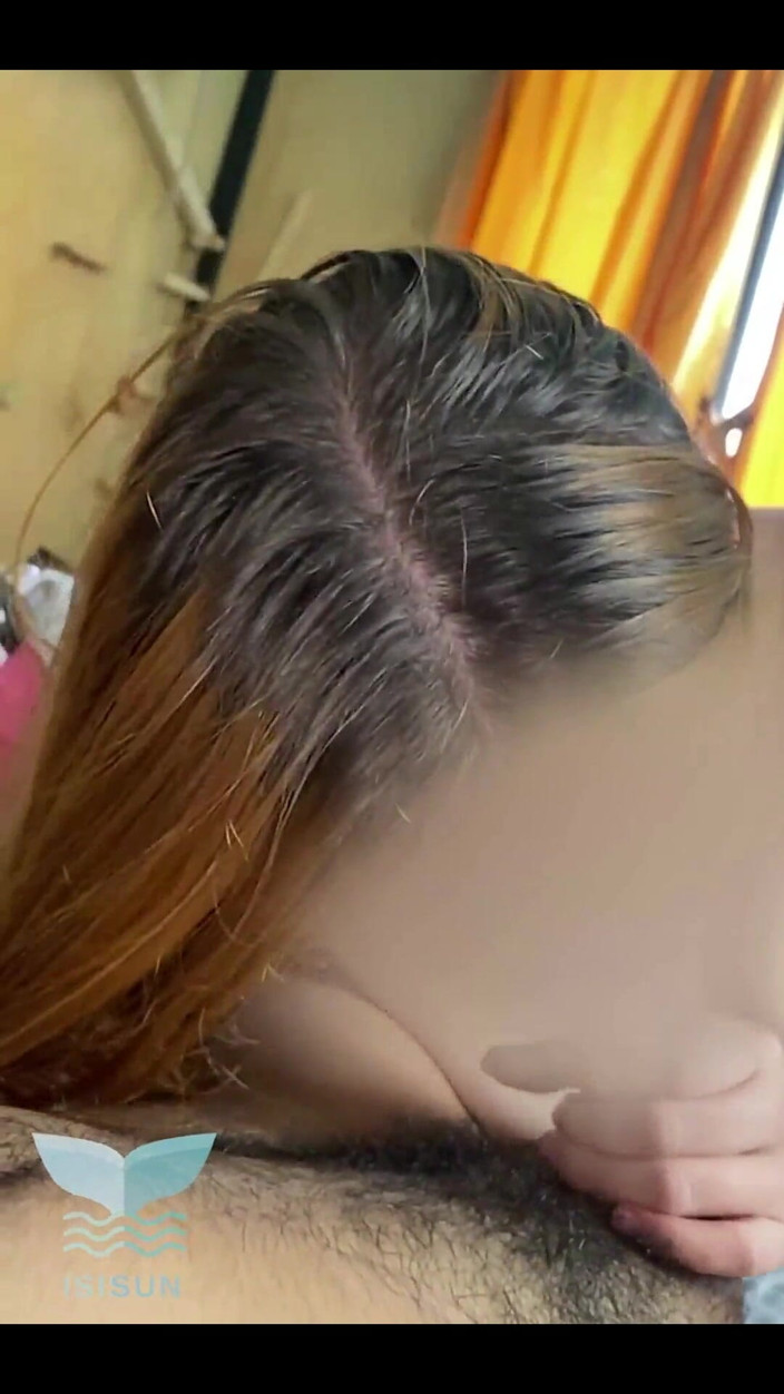 Isis Sun: Une rousse mince se fait baiser de la tête aux...
