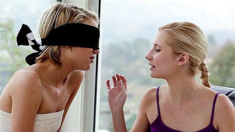 Lesbian Stories: Blonďatá teenagerka líže vlhkou kundu své přítelkyně