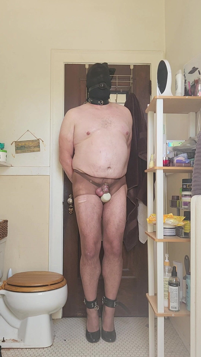Nyronic: Slav kommer handsfree i kyskhetsbur och klackar