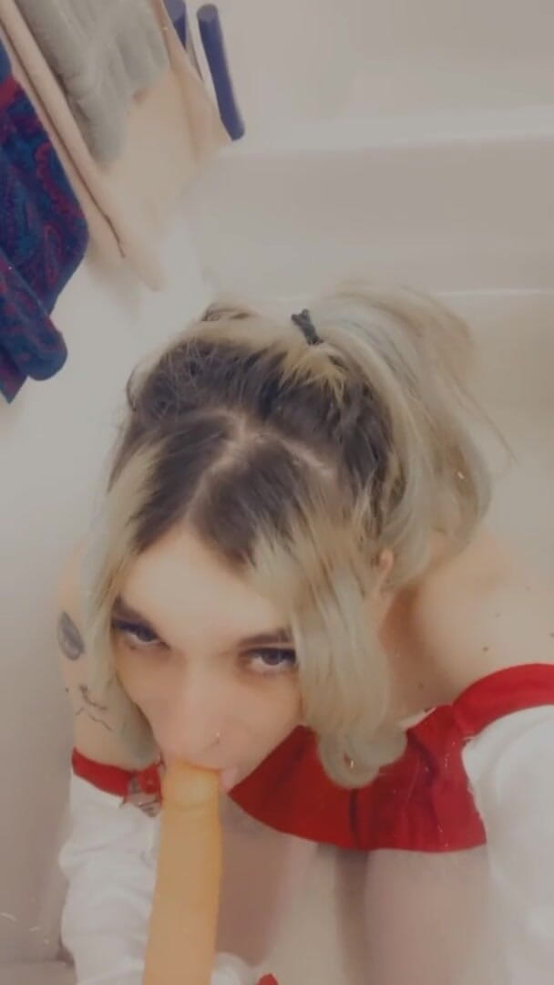 CarmenMelatonin: Sexy cosplay babe loves sex