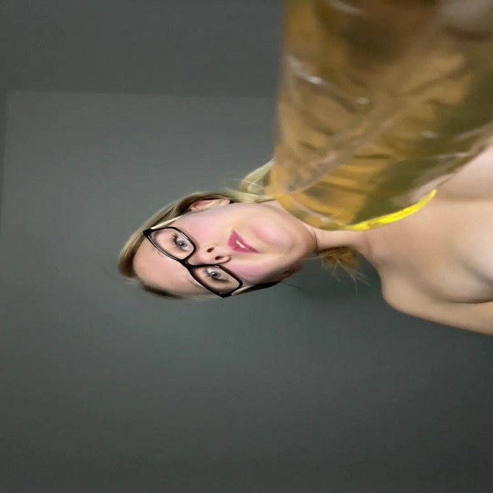 Miley Grey: Sexy blondýnka s brýlemi má orgasmus nad kamerou