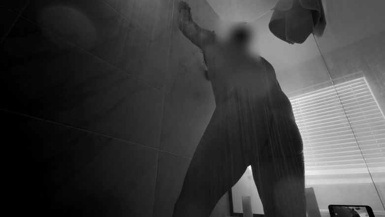 Ivan the Pleasure Dom: Hombre heterosexual casado folla consolador en la ducha (parte 1)