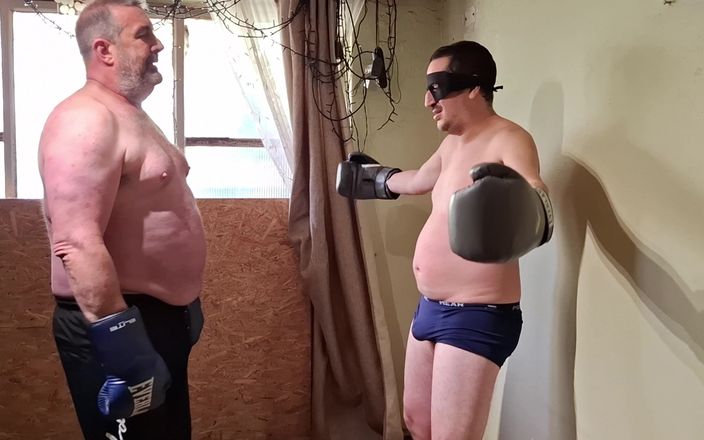 Combat and fetish: Silver pappa boxare som testar sin styrka på Jobbeter