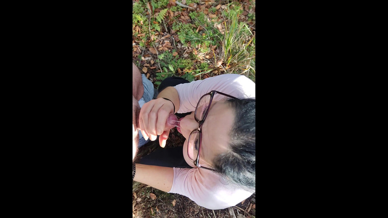 Toilet Mommy: Milf sexy face o muie grozavă în aer liber