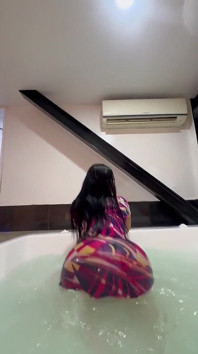 Você quer estar comigo aqui na jacuzzi?