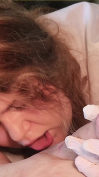 Mollige krankenschwester mit dicken möpsen liebt es, sperma des patienten zu trinken