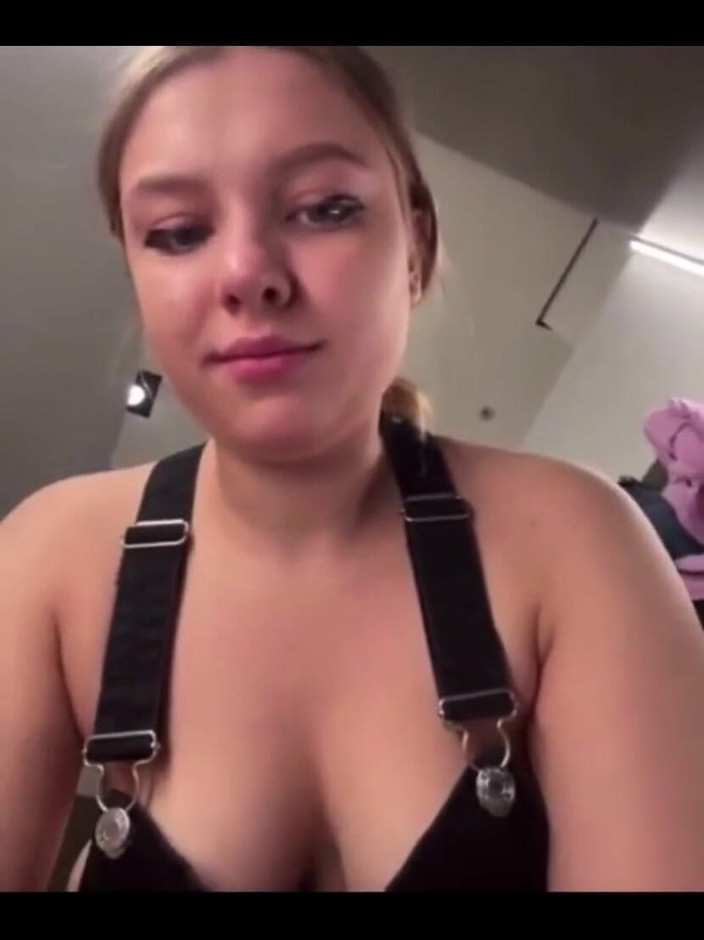 JuiceLussie: Melancap di Bilik Fitting