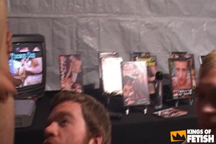 Gay Diaries: Ragazzi tatuati spompinano i loro amici e si scambiano di...