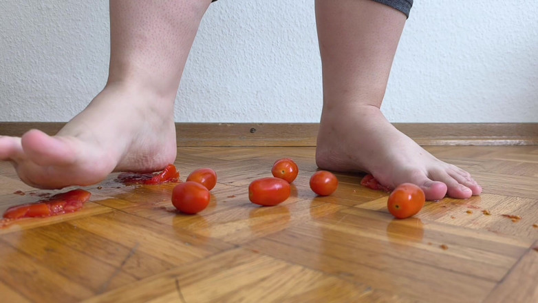 Your QueenXoXo: Huge Legs Vs. Cherry Tomatoes
