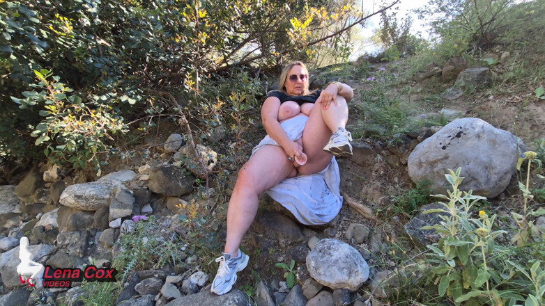 Lena Cox: Outdoor-Squirt auf dem Stein