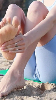 Yoga sur la plage nue