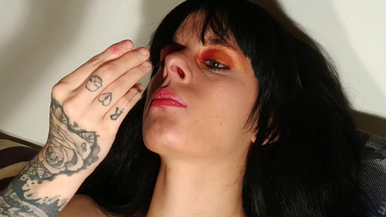 Beth Kinky: Mă joc cu nasul meu