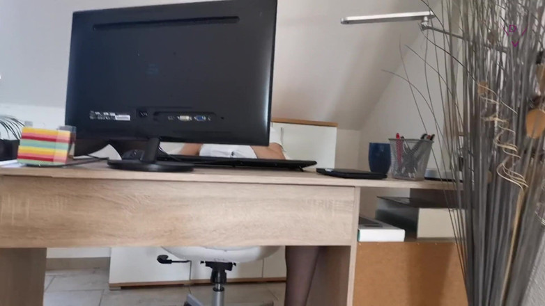 Dirty Tina: Pee in the office!