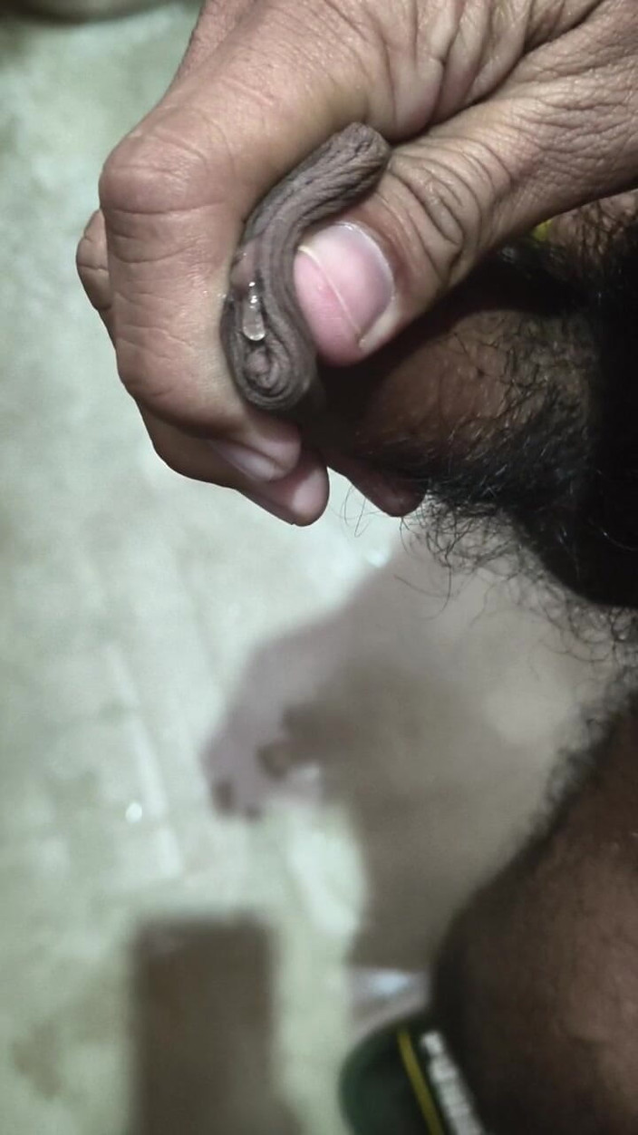 yongboy1: Un giovane ragazzo indiano si masturba duro con il grande...