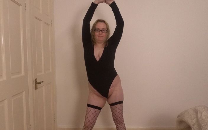 Horny vixen: 穿着黑色紧身衣和网网丝袜的舞蹈锻炼