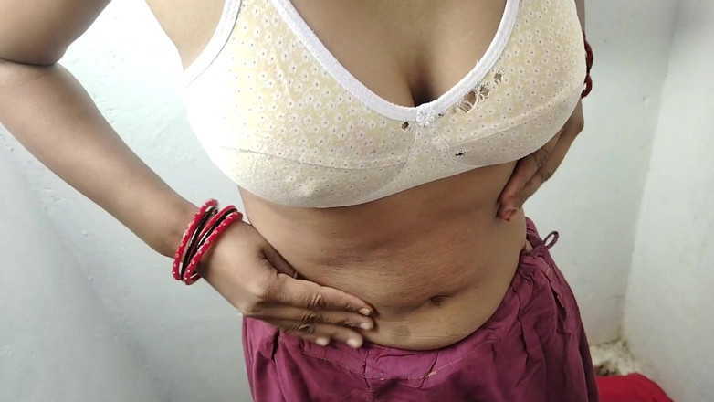 Rachna73: 姐夫拍摄了他小嫂洗澡的视频，并开始挤压她