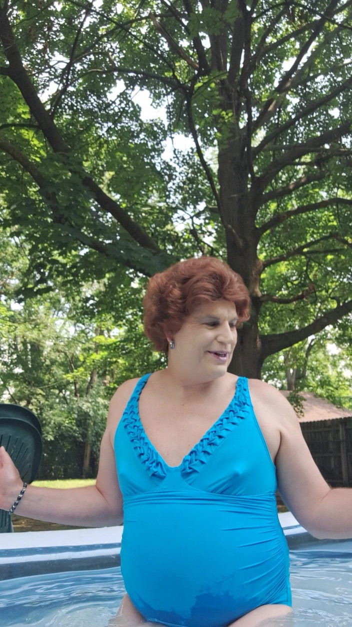 Victoria Lecherri: Thời gian nghỉ thổi kèn vui vẻ ở hồ bơi!