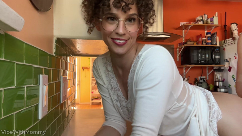 VibeWithMommy: 대학 남자와 섹스하는 발정난 동영상 블로거 새엄마