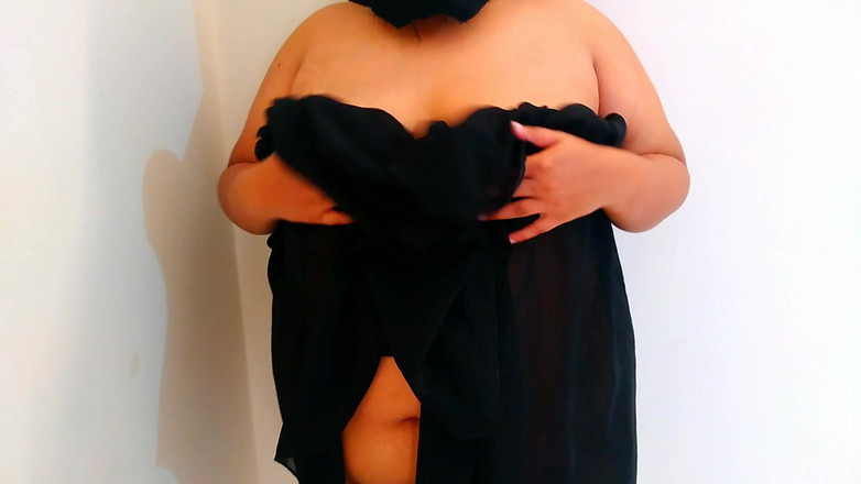 Aria Mia: Egito - esposa gostosa seminua na frente do banheiro do vizinho ......