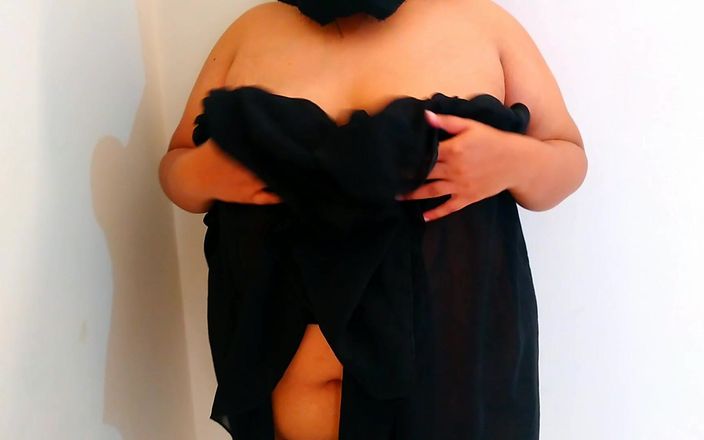 Aria Mia: Egypte, femme mariée à demi nue devant la salle de bain...