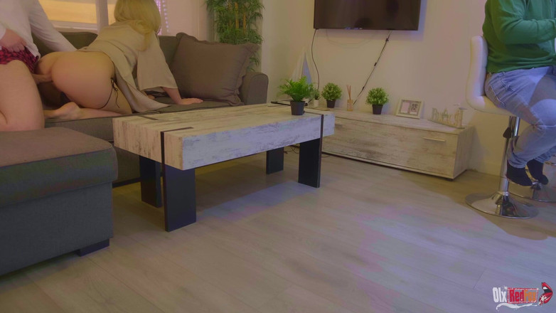 OlxRedFox: 継母は義理の息子のペニスを吸い、夫の背中の後ろのお尻で犯されます。浮気妻