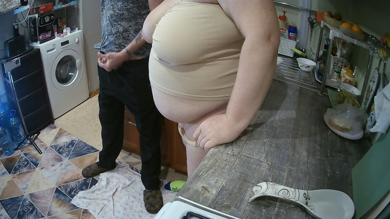 Zona901: キッチンでチンコをけいれんさせ、義母の口に熱い精液を