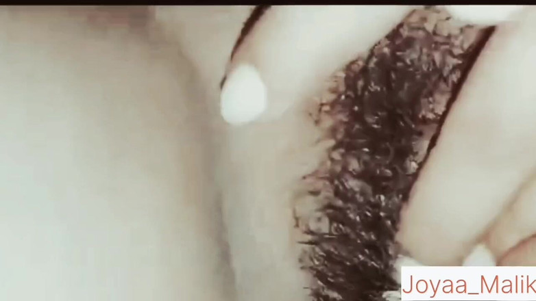 Joya Malik: Kille knullar sin sexiga flickvän i soffan i Desi XXX -videon