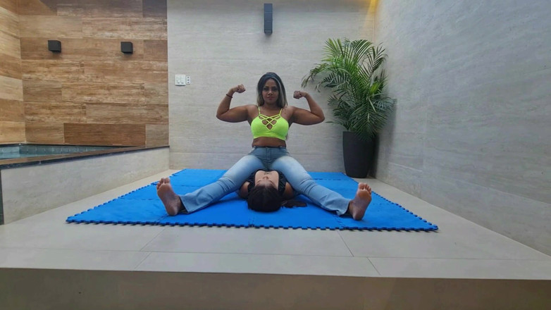 FetishKing: Buik en borst zitten door Veronica en haar slaaf