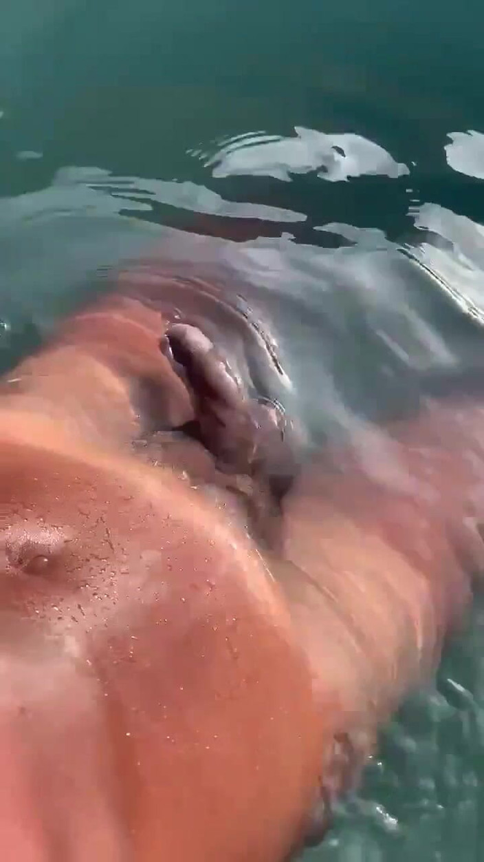 Vida Noite: Mendengar Audio Yang Melancap Di Kolam Dan Melancap